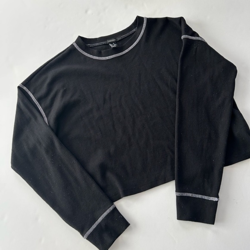 FOREVER 21 BLACK THERMAL CROP TOP WITH WHITE STITCHING SIZE MEDIUM